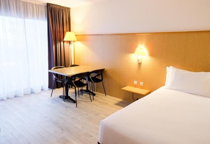 Zimmerbeispiel: Studio balcony partially sea ​​view