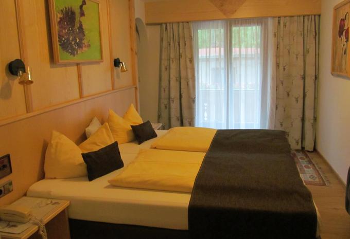 Esempio di camera, camera doppia con balcone