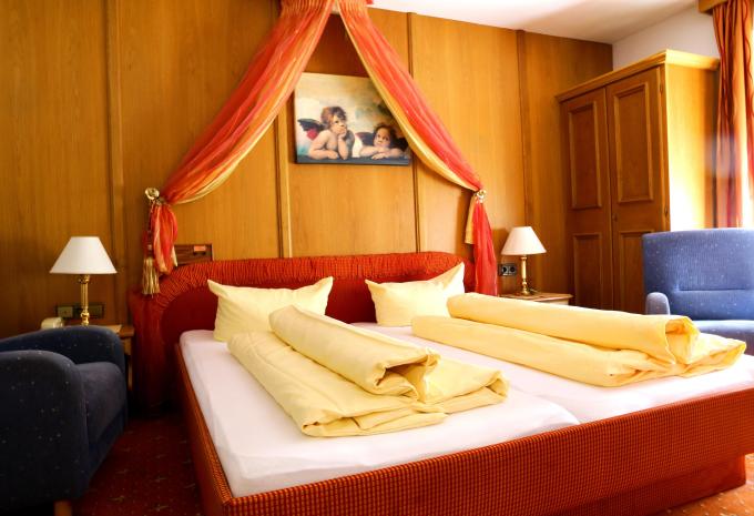 Esempio di camera, camera doppia con balcone