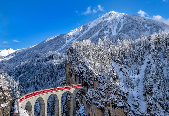 Zugstrecke über das Landwasserviadukt