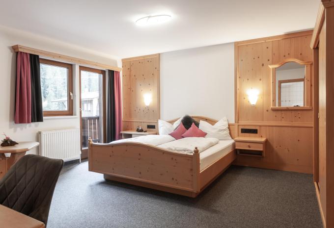 Zimmerbeispiel Standard Vierbettzimmer Balkon