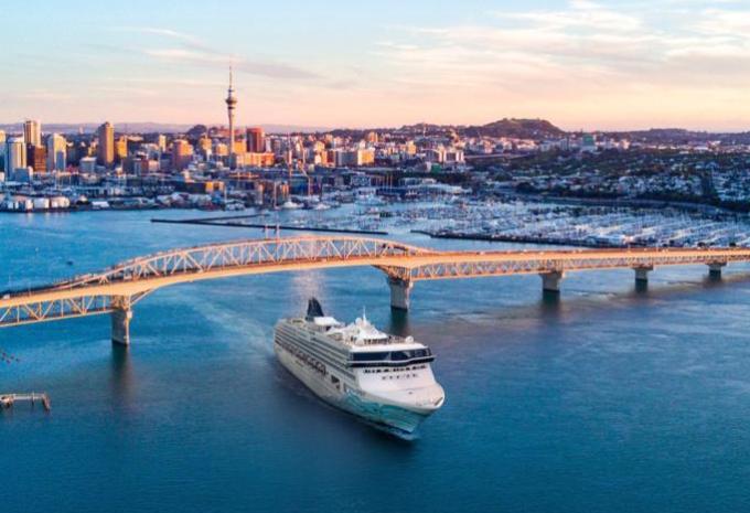 Norwegian Spirit vor Auckland