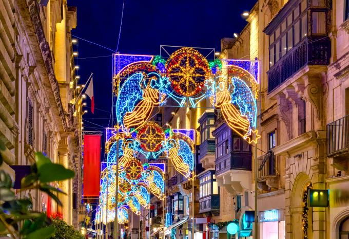 Una strada addobbata a festa a La Valletta